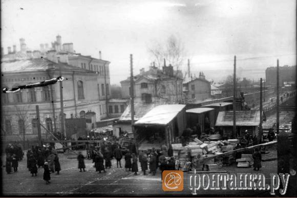 Утро 1 декабря 1930 года. Общий вид места происшествия. На фото: спасшиеся пассажиры, зеваки, рабочие ремонтной бригады, красноармейцы